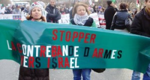 Une banderole &laquo;&nbsp;Stop à la collaboration franco-israélienne&nbsp;&raquo; lors du défilé intersyndicale unitaire du 1er mai.